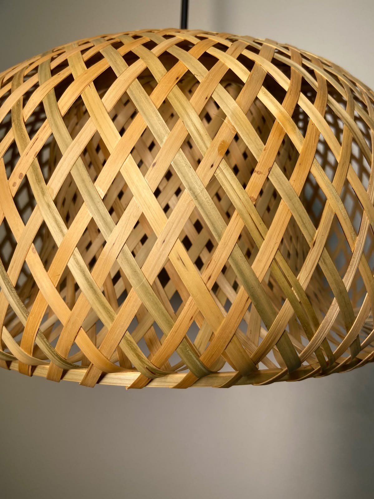 Detalhe da trama de bambu natural do lustre